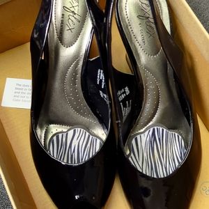 Dexter Dexflex Black shiny open toe pumps size 7 1/2